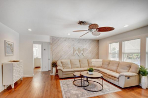 Big vacation home with POOL, BBQ - 9min to BEACH